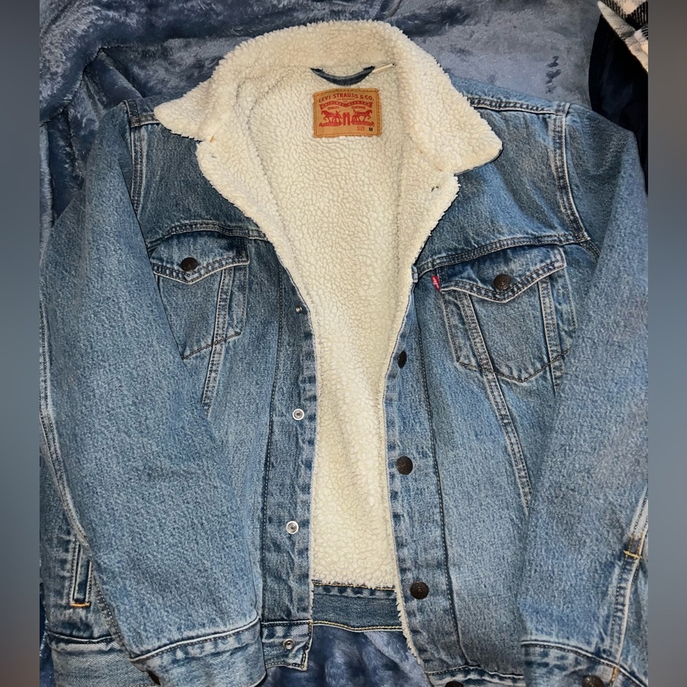 Levi trucker jacket, Sherpa lining, Size medium.